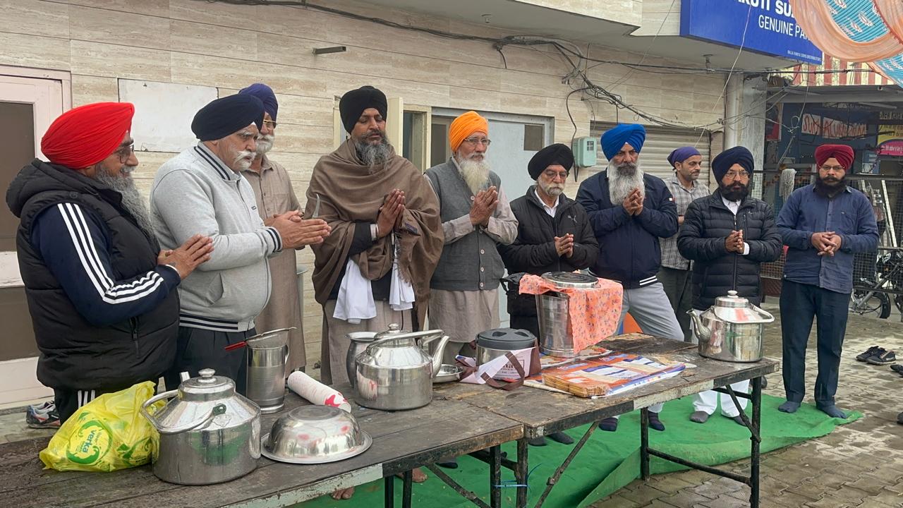 Guru Nanak Mission Seva Society organized the third milk langar on Garhshanker Road dedicated to the martyrdom of Mata Gujjar Kaur and four Sahibzadas